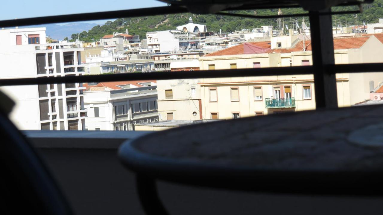 Luna Rossa Rooms Cagliari Bagian luar foto